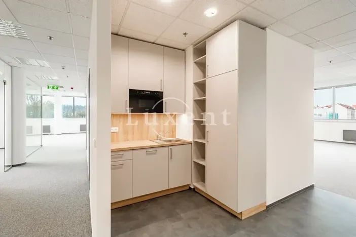Pronájem kanceláře, Praha - Holešovice, Jankovcova, 291 m2