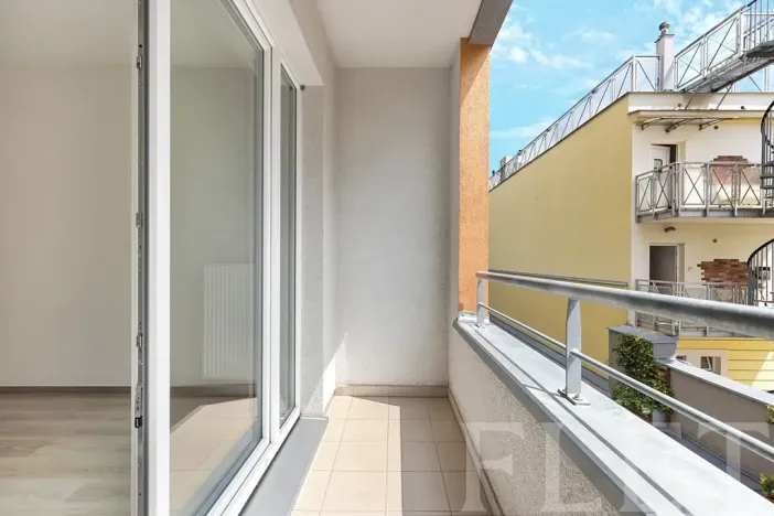 Pronájem bytu 1+kk, Praha - Vršovice, Petrohradská, 30 m2