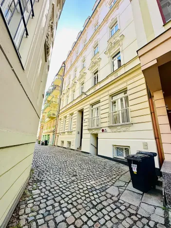 Prodej obchodního prostoru, Karlovy Vary, Zámecký vrch, 111 m2