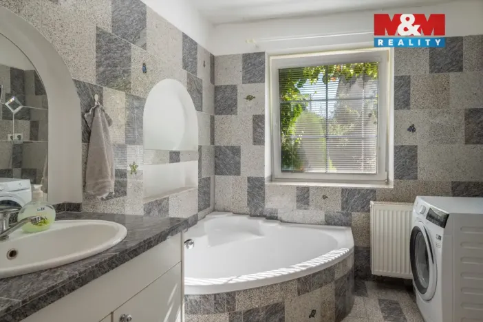 Prodej rodinného domu, Hajany, 285 m2