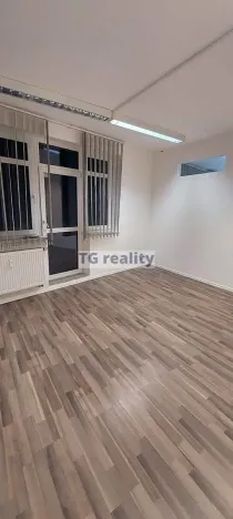 Pronájem kanceláře, Praha - Kobylisy, Nad Šutkou, 58 m2