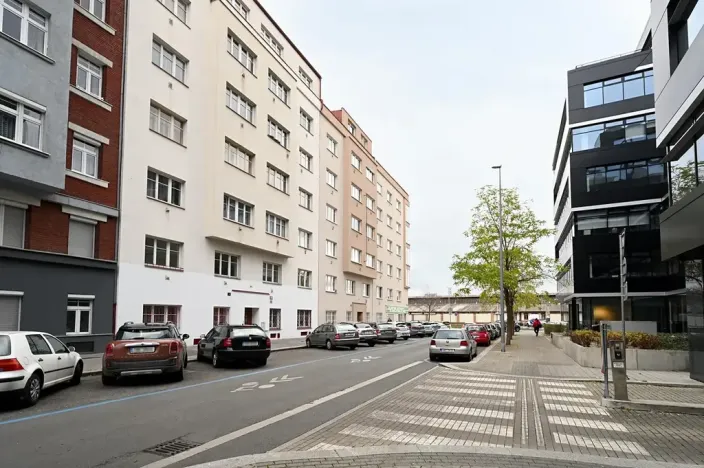 Pronájem bytu 2+kk, Praha - Holešovice, U garáží, 45 m2