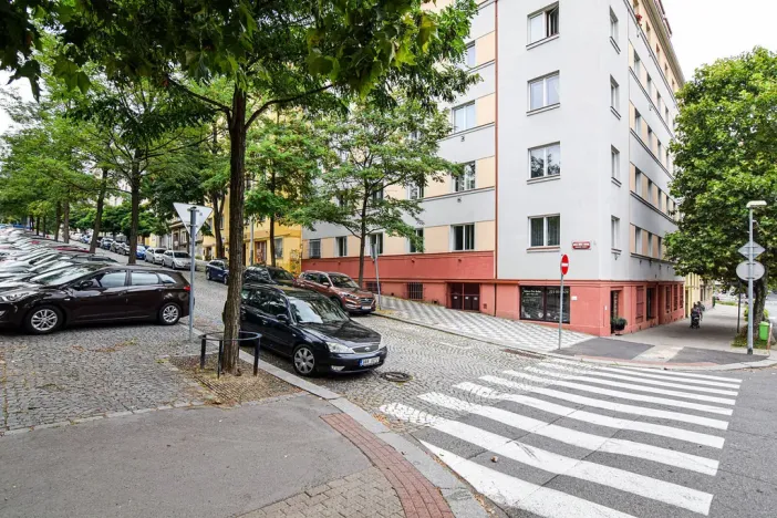 Pronájem bytu 1+kk, Praha - Vinohrady, Šrobárova, 28 m2