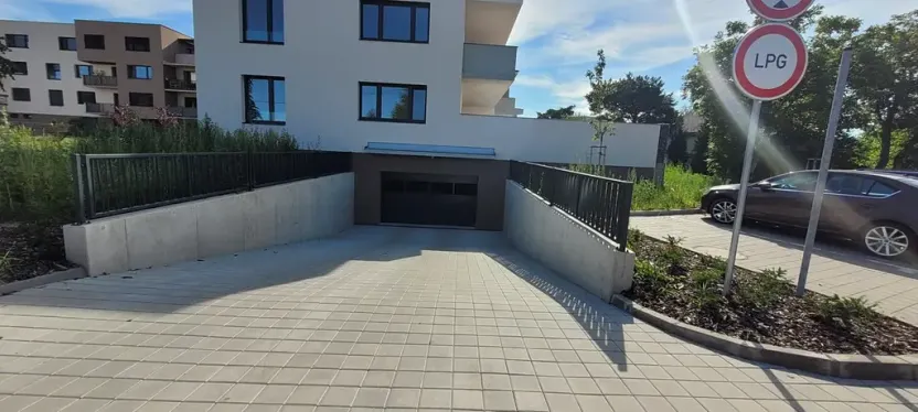 Pronájem garážového stání, Hradec Králové, Odlehlá, 14 m2
