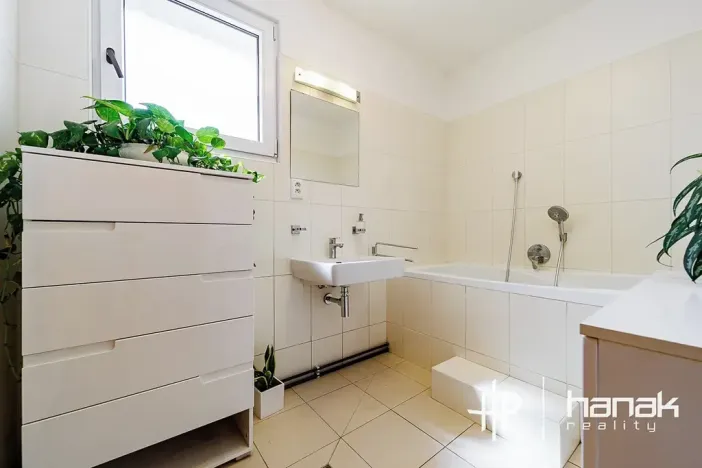 Prodej výrobních prostor, Dolany, 900 m2