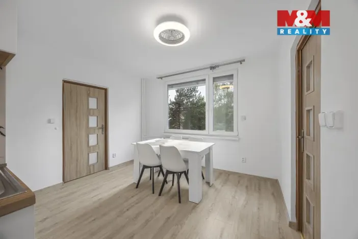Pronájem bytu 2+1, Chvaletice, U Kulturního domu, 60 m2