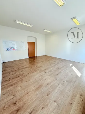 Pronájem kanceláře, České Budějovice, Nádražní, 180 m2