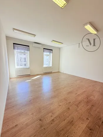 Pronájem kanceláře, České Budějovice, Nádražní, 180 m2