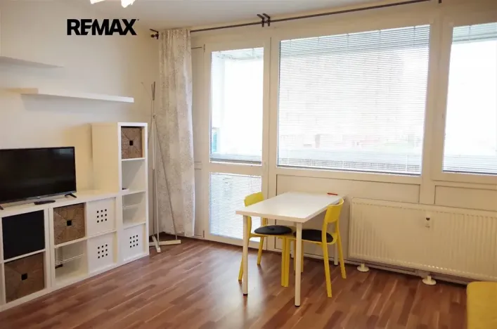 Pronájem bytu 1+kk, Praha - Kamýk, Otradovická, 37 m2