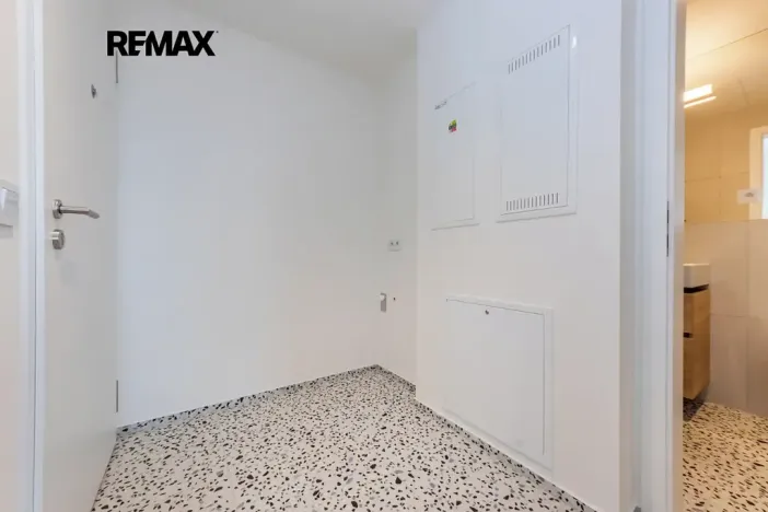 Pronájem bytu 1+kk, Praha - Radlice, U Komína, 37 m2