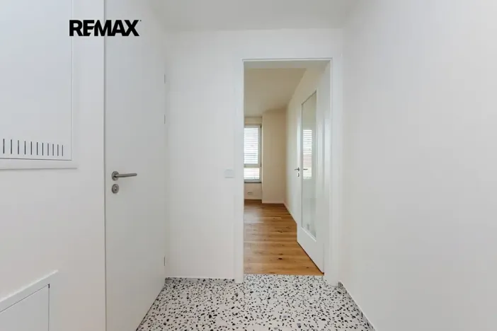 Pronájem bytu 1+kk, Praha - Radlice, U Komína, 37 m2