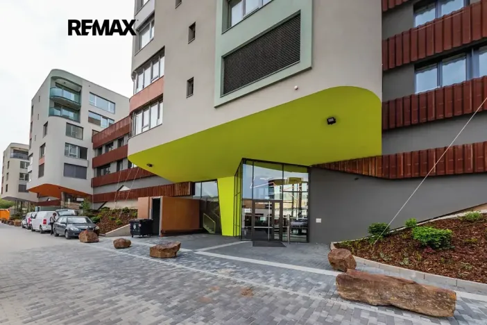 Pronájem bytu 1+kk, Praha - Radlice, U Komína, 37 m2