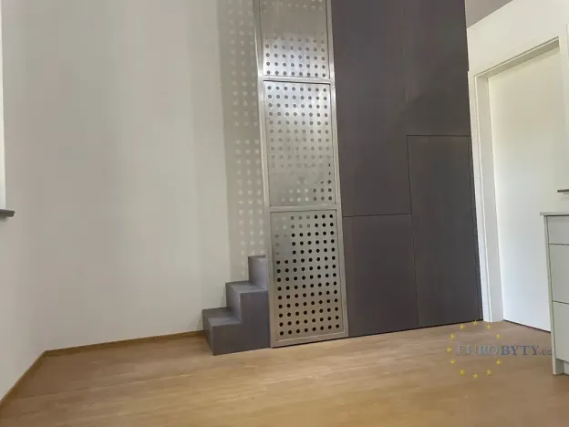 Pronájem bytu 1+kk, Praha - Vršovice, Bartoškova, 40 m2