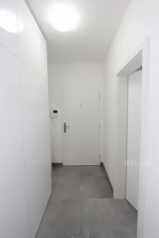 Pronájem bytu 1+kk, Praha - Karlín, Sokolovská, 34 m2