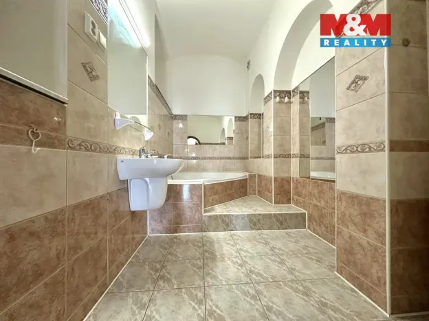 Pronájem atypického bytu, Kadaň, Mírové náměstí, 78 m2