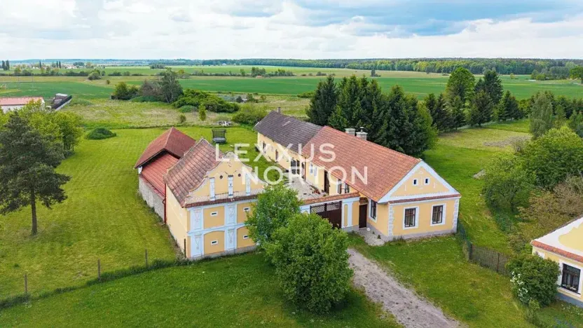 Prodej rodinného domu, Komárov, 450 m2