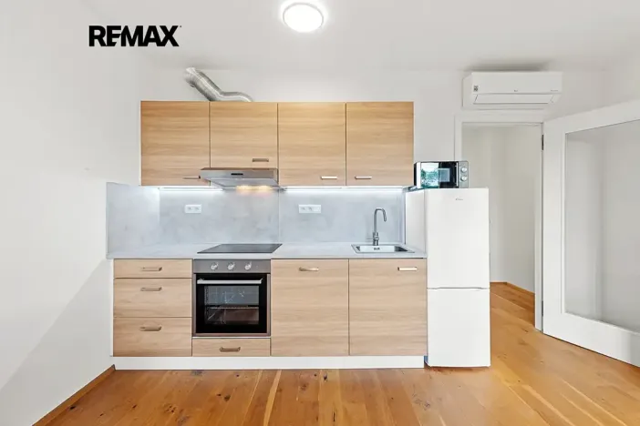 Pronájem bytu 1+kk, Praha - Vinohrady, Perucká, 27 m2