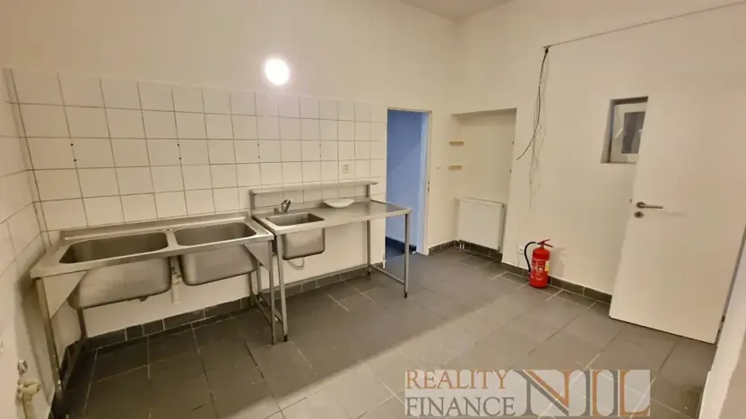 Pronájem obchodního prostoru, Dobřany, Školní, 79 m2