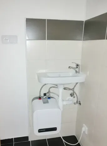 Pronájem kanceláře, Hradec Králové, Gočárova třída, 19 m2