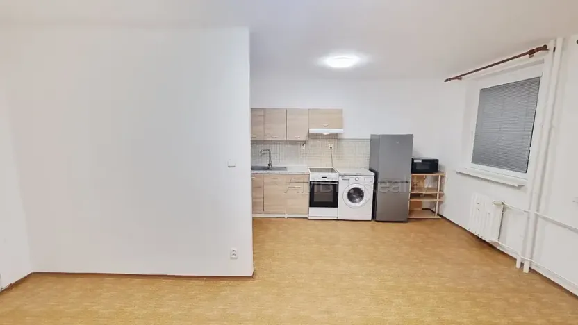 Pronájem bytu 1+kk, Praha - Hloubětín, Šestajovická, 30 m2