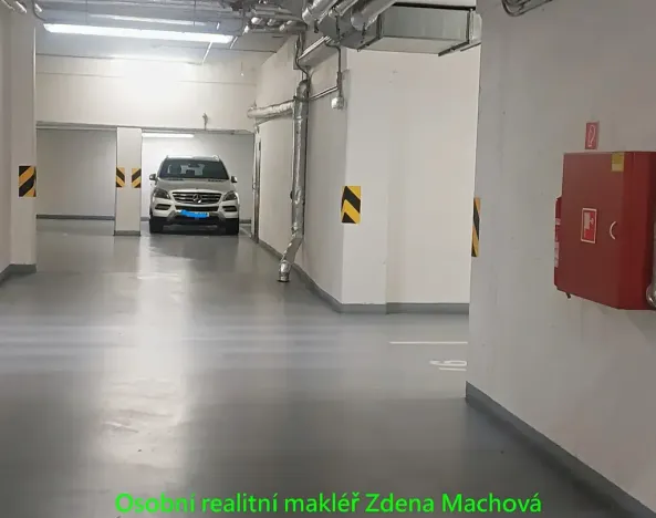 Pronájem garážového stání, Praha - Strašnice, Gutova, 18 m2