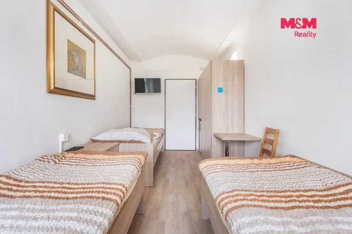 Prodej činžovního domu, Černčice, Husova, 732 m2