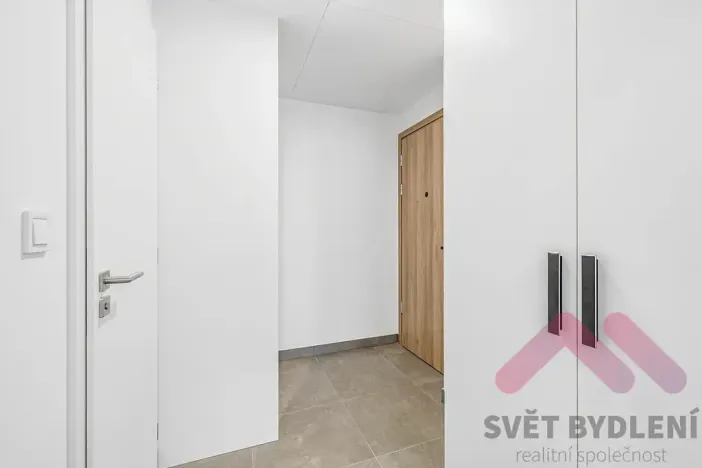 Pronájem bytu 1+kk, Praha - Modřany, Komořanská, 37 m2