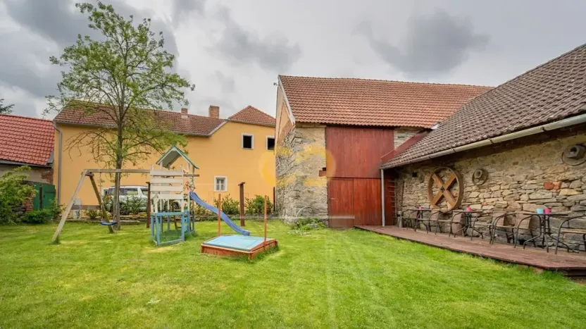 Prodej rodinného domu, Uzeničky, 590 m2