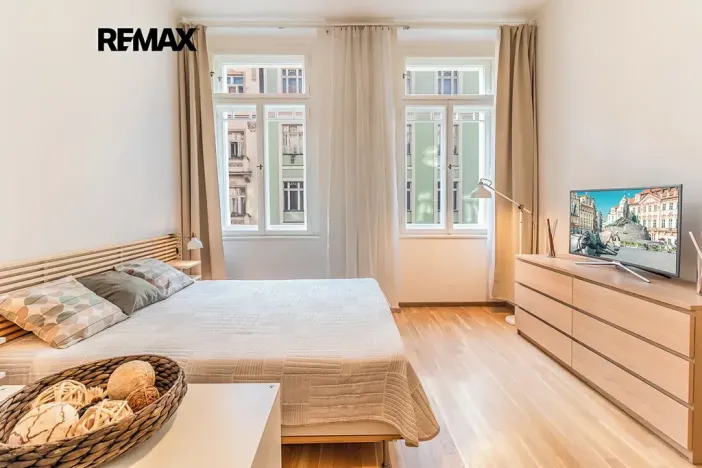 Pronájem bytu 1+kk, Praha - Smíchov, Zborovská, 35 m2