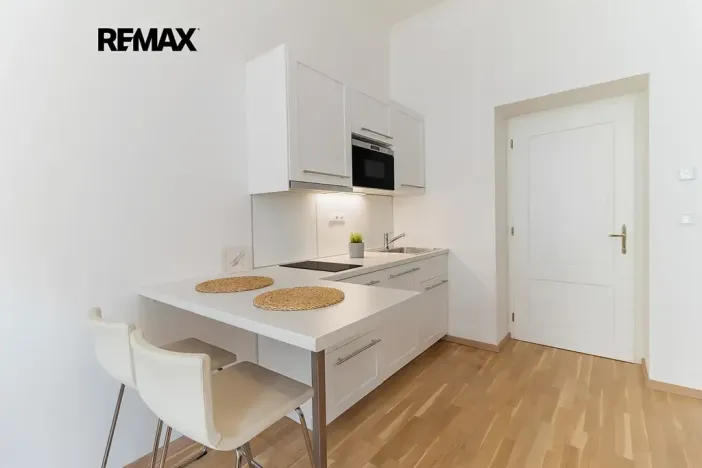 Pronájem bytu 1+kk, Praha - Smíchov, Zborovská, 35 m2