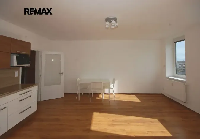 Pronájem bytu 1+kk, Velký Osek, U hřiště, 33 m2