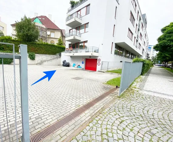 Pronájem garážového stání, Praha - Vršovice, Konopišťská, 18 m2