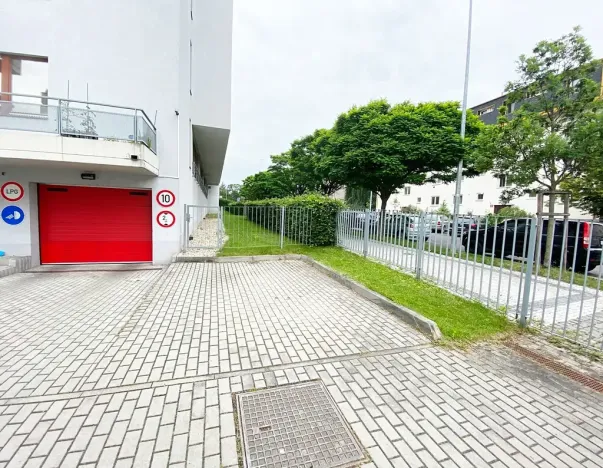 Pronájem garážového stání, Praha - Vršovice, Konopišťská, 18 m2