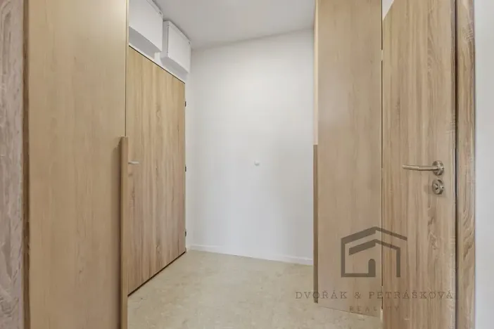 Pronájem bytu 2+kk, Praha - Nusle, U křížku, 36 m2