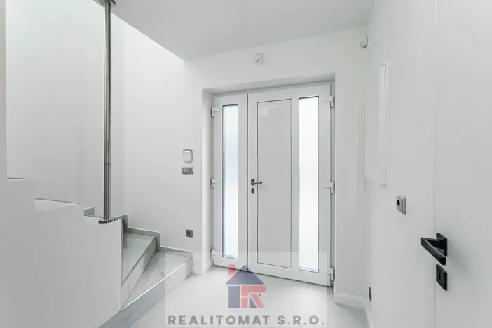 Pronájem kanceláře, Praha - Komořany, Pod lesem, 770 m2