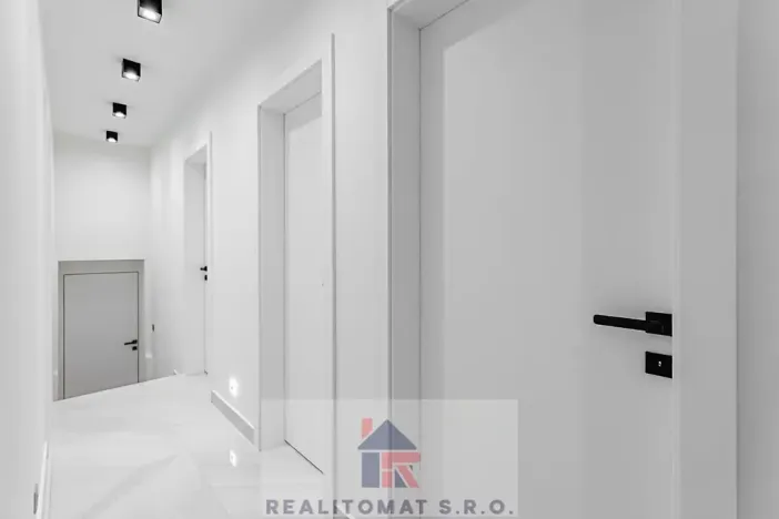 Pronájem kanceláře, Praha - Komořany, Pod lesem, 770 m2