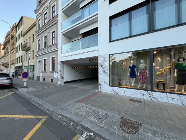 Pronájem garážového stání, Brno, Lidická, 13 m2