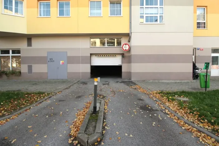 Pronájem garážového stání, Praha - Hlubočepy, Voskovcova, 18 m2