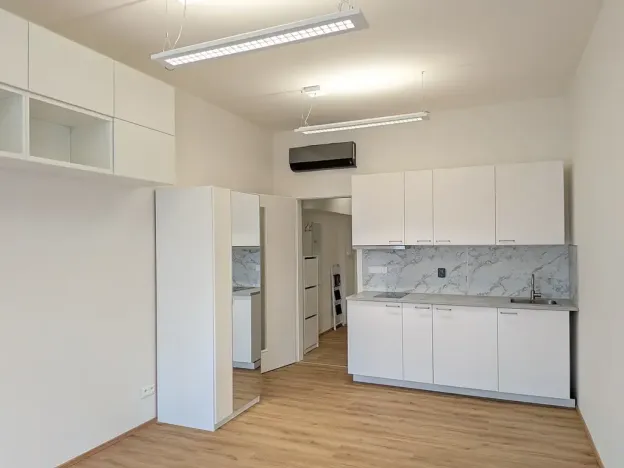 Pronájem bytu 1+kk, Brno, Komárovská, 29 m2