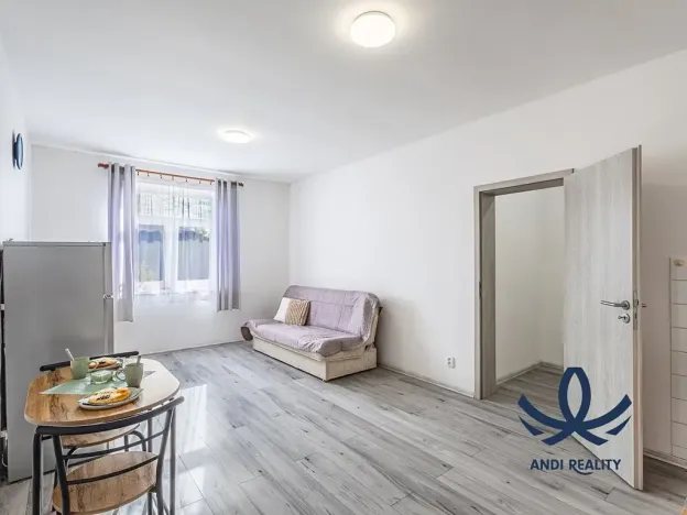 Pronájem bytu 1+1, Milovice, Slepá, 32 m2