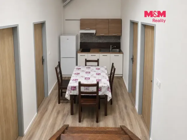 Pronájem, Kostelec nad Černými lesy - Kostelec nad Černými Lesy, náměstí Smiřických, 15 m2