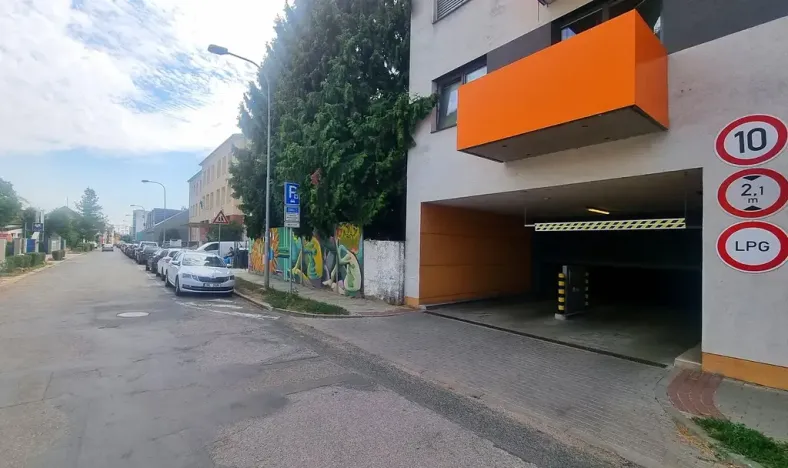 Pronájem garážového stání, Brno, Mojmírovo náměstí, 13 m2