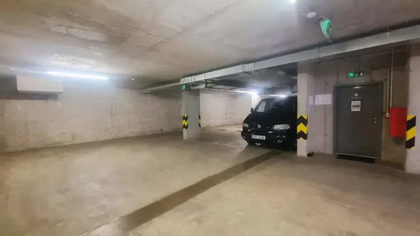 Pronájem garážového stání, Brno, Mojmírovo náměstí, 13 m2