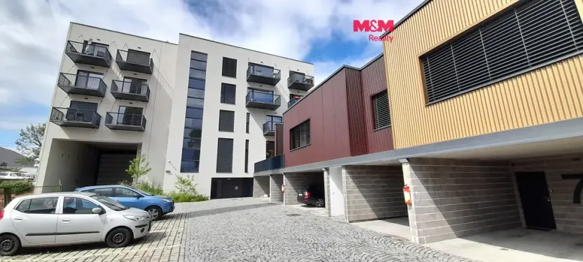 Pronájem atypického bytu, Hradec Králové - Kukleny, Pražská třída, 30 m2