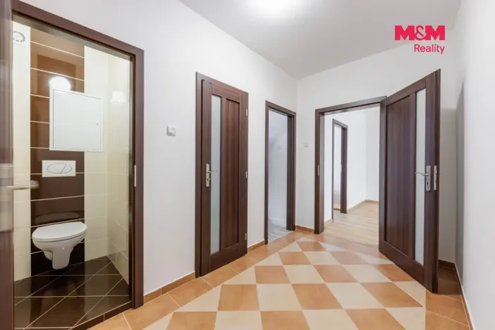 Pronájem bytu 2+1, Karlovy Vary, Charkovská, 57 m2