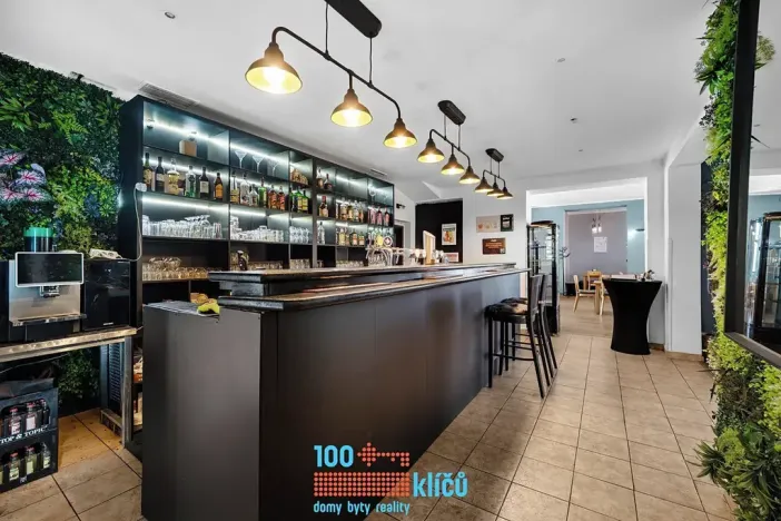 Pronájem restaurace, Praha - Záběhlice, Roztylské náměstí, 335 m2