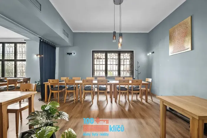 Pronájem restaurace, Praha - Záběhlice, Roztylské náměstí, 335 m2