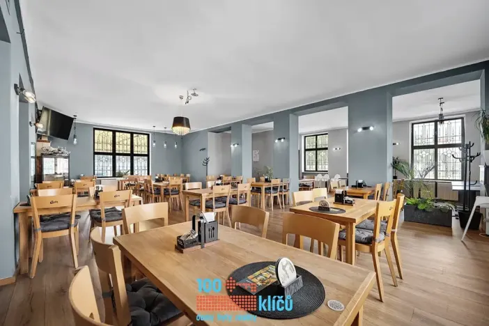 Pronájem restaurace, Praha - Záběhlice, Roztylské náměstí, 335 m2
