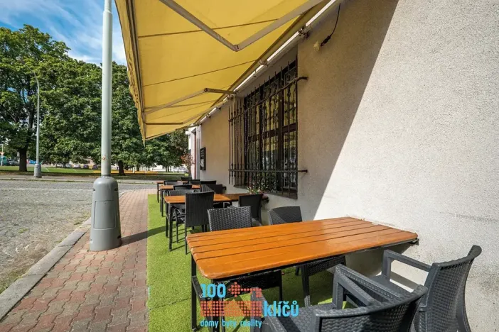 Pronájem restaurace, Praha - Záběhlice, Roztylské náměstí, 335 m2