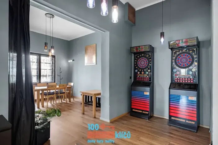 Pronájem restaurace, Praha - Záběhlice, Roztylské náměstí, 335 m2